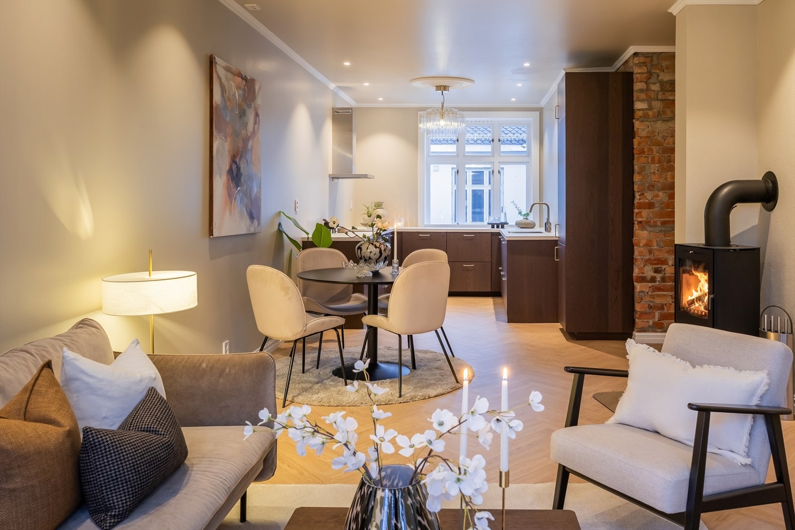 Leilighetens stue vender ut mot Elgeseter park og er strekker seg over 22,5 m². Galleribilde