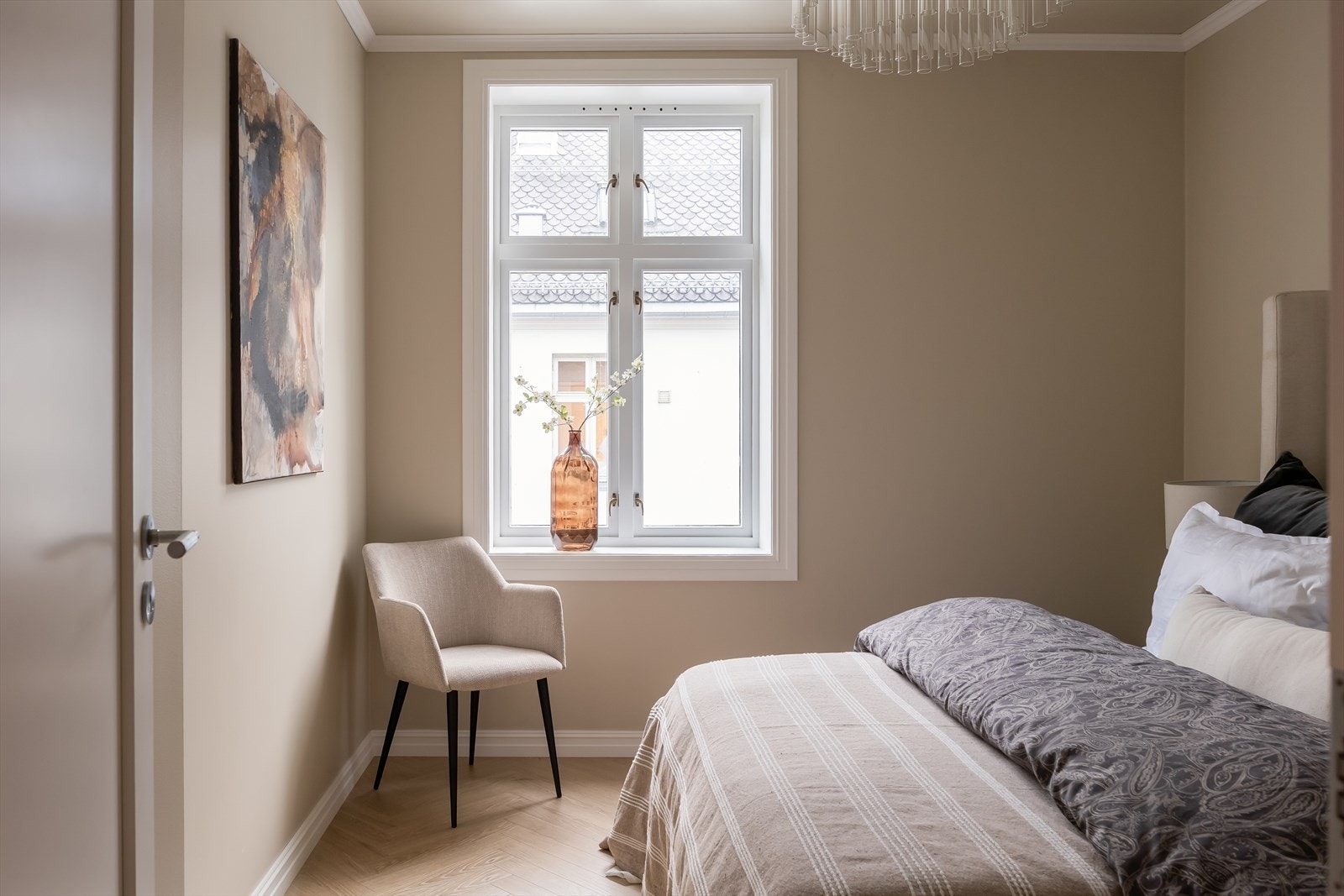 Leiligheten har tre soverom av god størrelse. Dette er det største og strekker seg over 10,2 m². Galleribilde