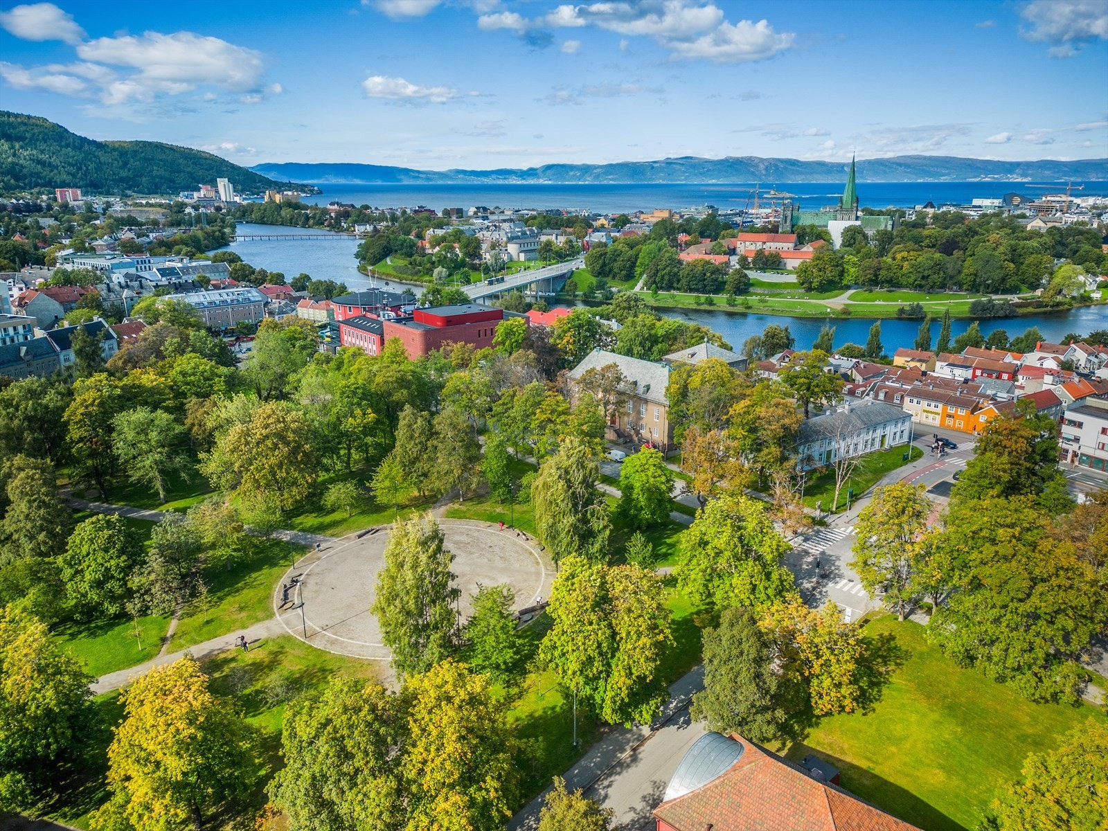 Elgeseter park på sommerstid. Det er et populært oppholdssted på sommeren til blant annet soling og grilling. Galleribilde