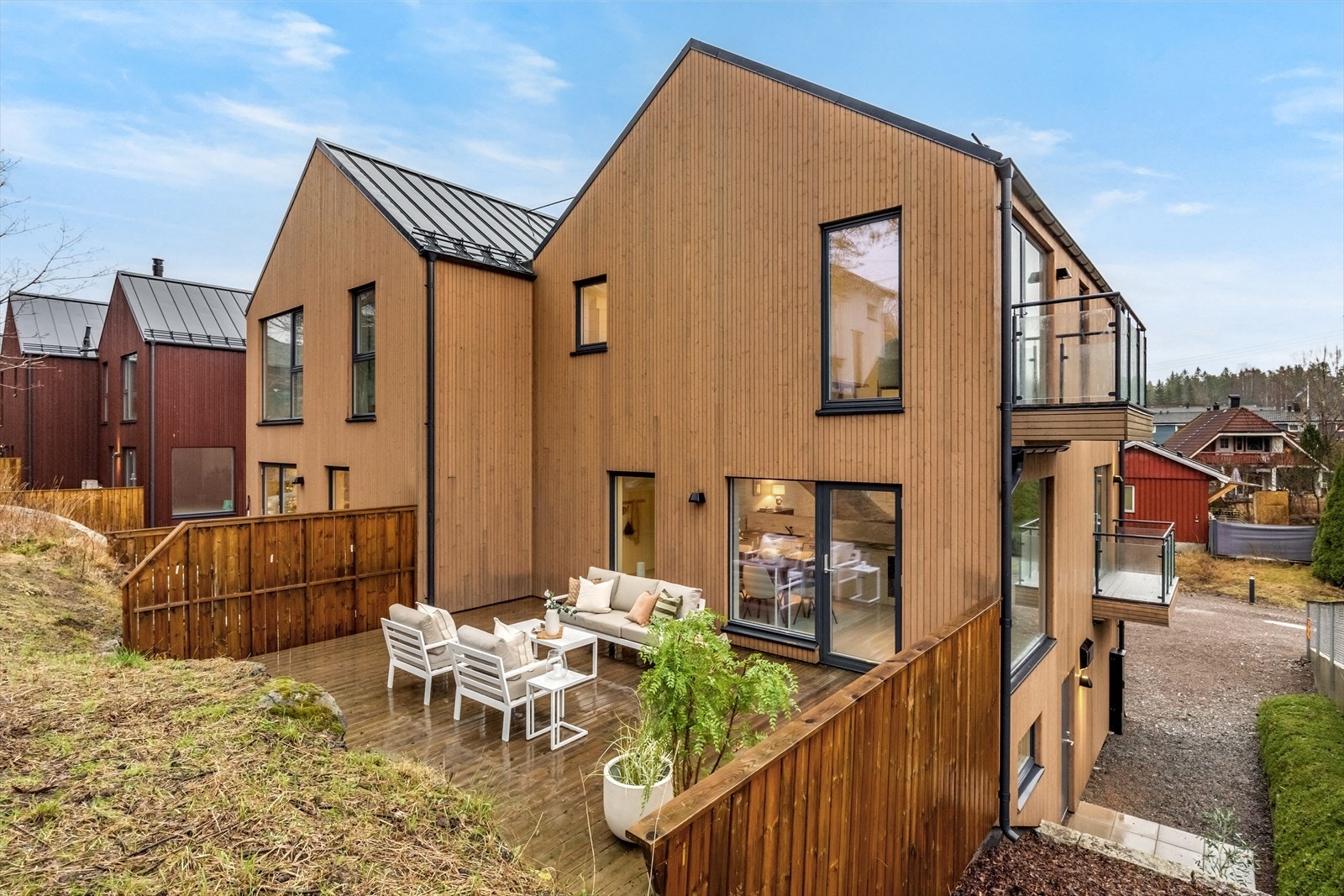 Nytt, lekkert og gjennomført halvpart av tomannsbolig | 4 soverom | 2 bad | Stor garasje | IN-ordning | Galleribilde