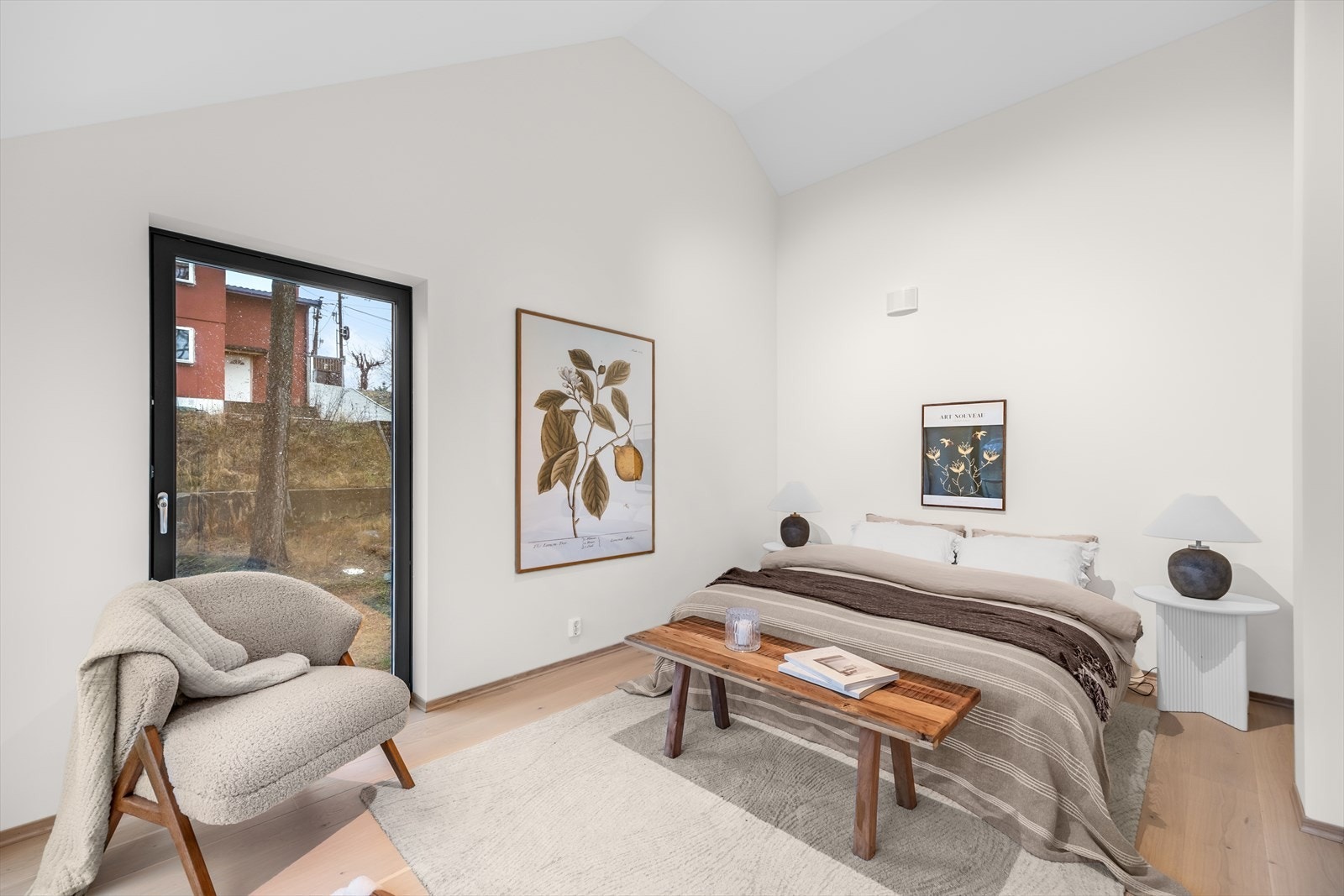 Hovedsoverom med god plass til dobbeltseng, nattbord og diverse garderobeløsninger. Galleribilde