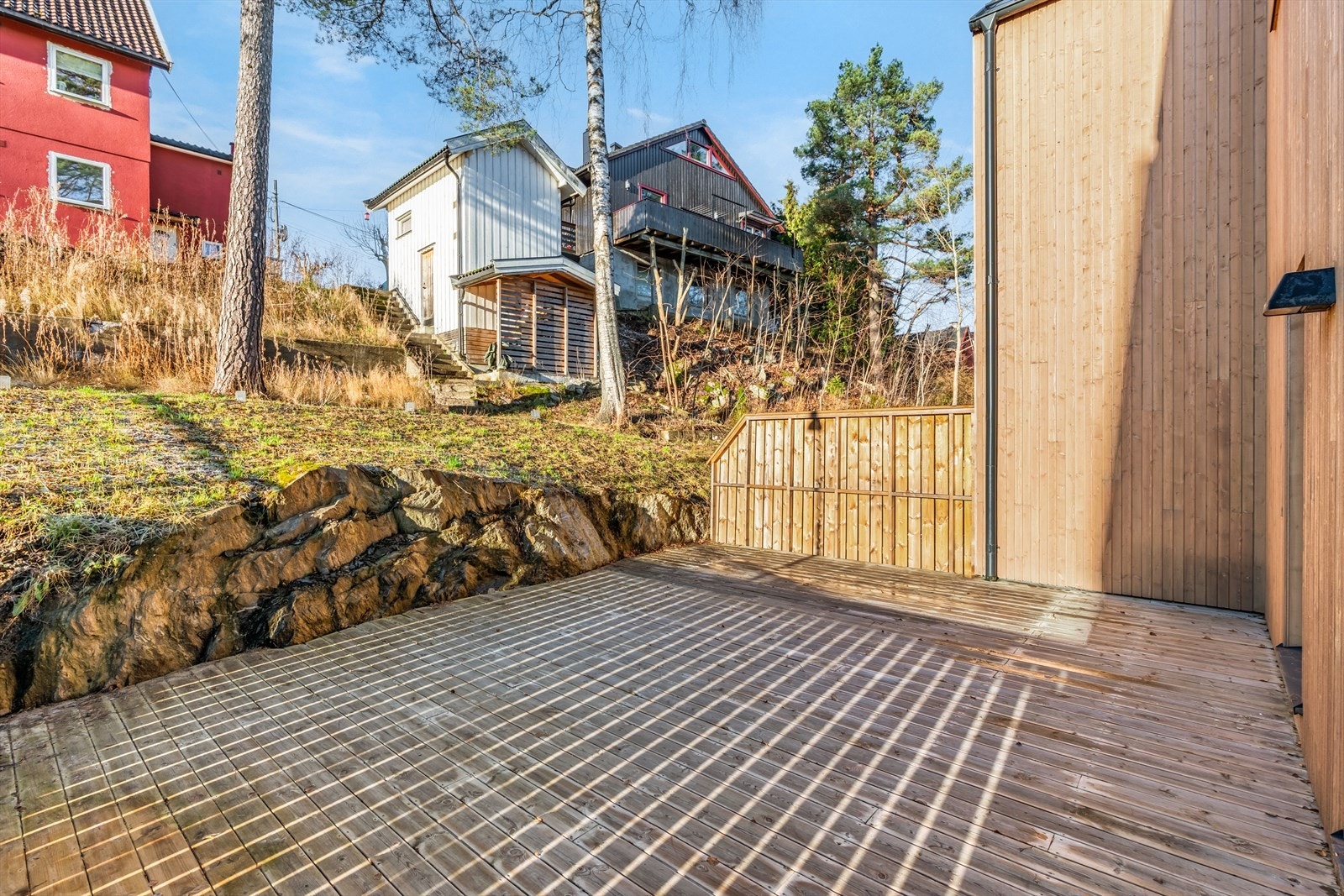 Her er det rikelig med plass for både solsenger, grill og øvrig utemøblement. Galleribilde