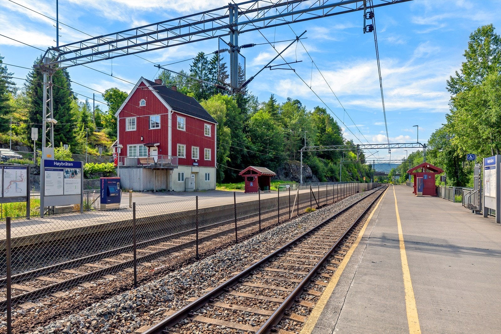 Det er 12-14 minutters gange til Høybråten togstasjon med lokaltog mellom Spikkestad og Lillestrøm. Reisetid til både Oslo sentrum og Lillestrøm er ca. 13-16 minutter. Galleribilde