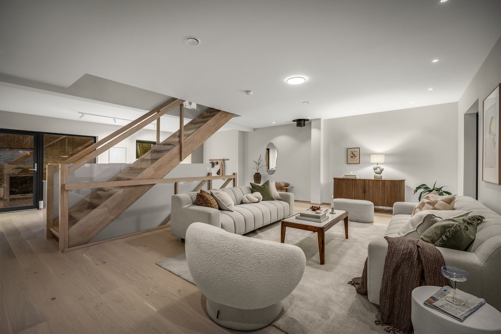 Tomannsboligen måler 150 kvm (Internt bruksareal) og strekker seg over tre plan. Galleribilde