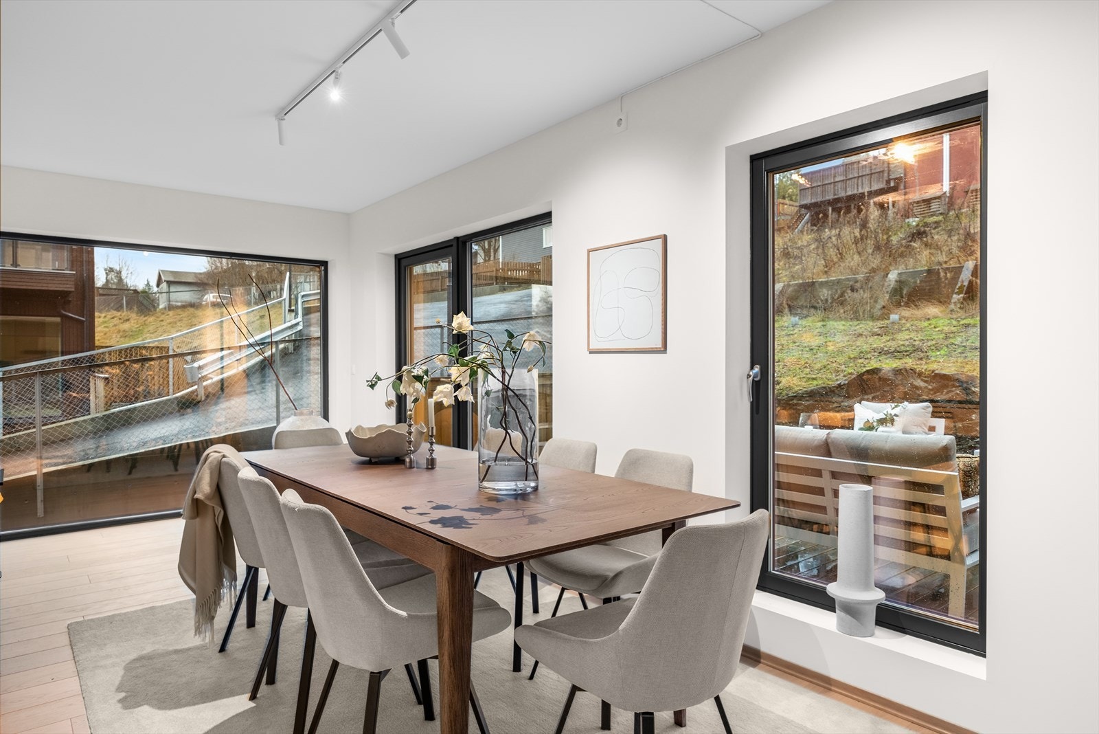 Kjøkkenet fra Drømmekjøkkenet ligger i åpen og sosial løsning med stuen sentralt plassert i boligens 2. etasje. Galleribilde