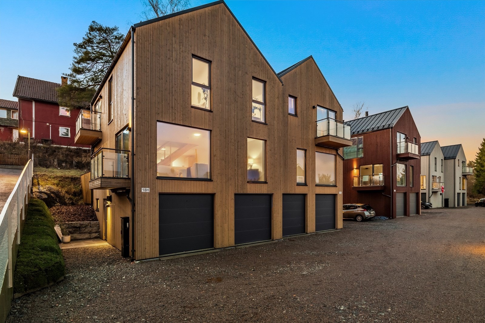 Denne nye boligen fremstår som moderne og gjennomtenkt, med vekt på romslige oppholdsarealer og smart utnyttelse av plassen over tre plan. Galleribilde