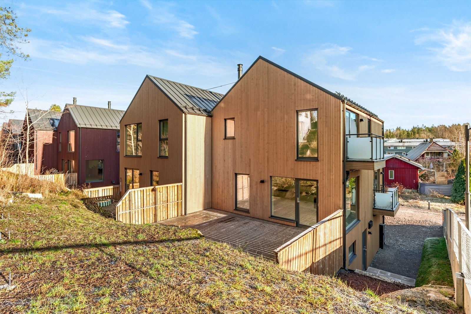 Boligen kan skilte med flere store vindusflater som sørger for en lys og luftig atmosfære innendig. Galleribilde