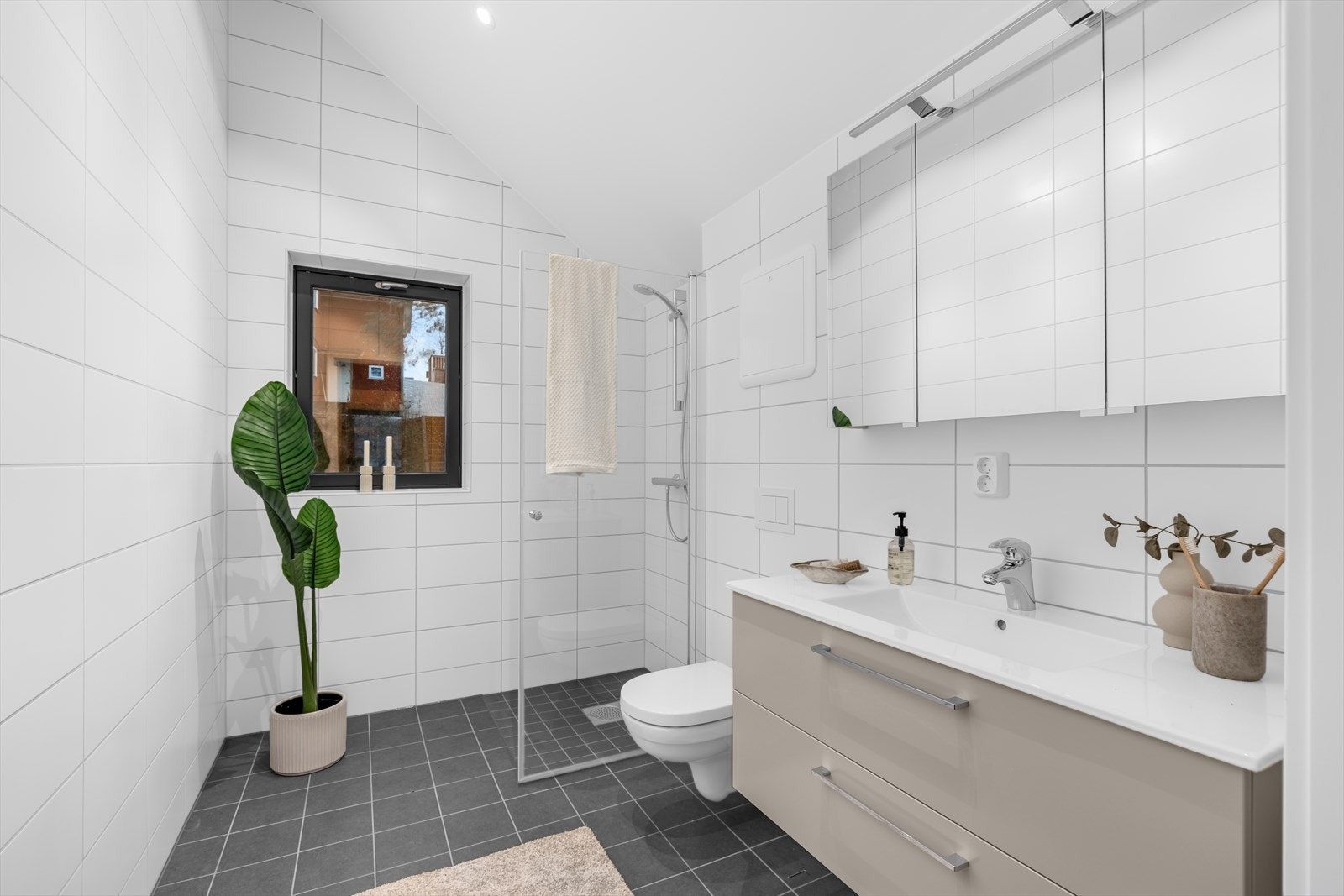 Lekkert bad i 3.etg. Servant på vegghengt servantskap og vegghengt dusjvegg i glass. Galleribilde