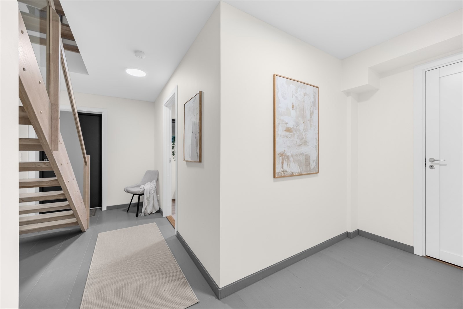 Velkommen inn! 1.etg består av entré, soverom, bad, toalettrom og bod/teknisk rom. Galleribilde