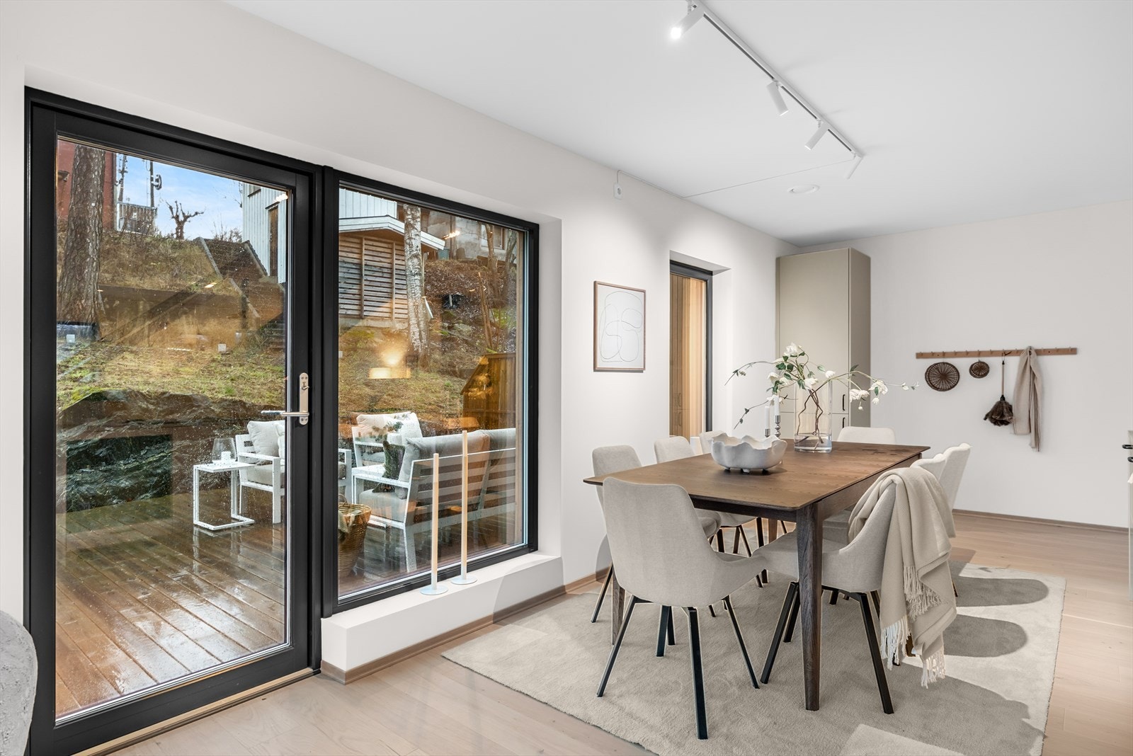 Her er det utgang til herlig markterrasse på ca. 34 kvm. Galleribilde