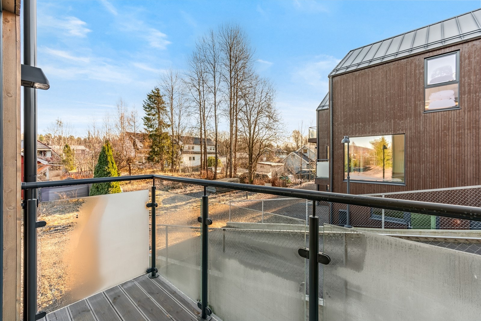 Området inviterer til et rikt tur- og friluftsliv hvor Østmarka er lett tilgjengelig kun en kort biltur unna. Her har man flotte gang- og sykkelstier, lysløyper, bade- og fiskevann og populære utfartssteder. Galleribilde