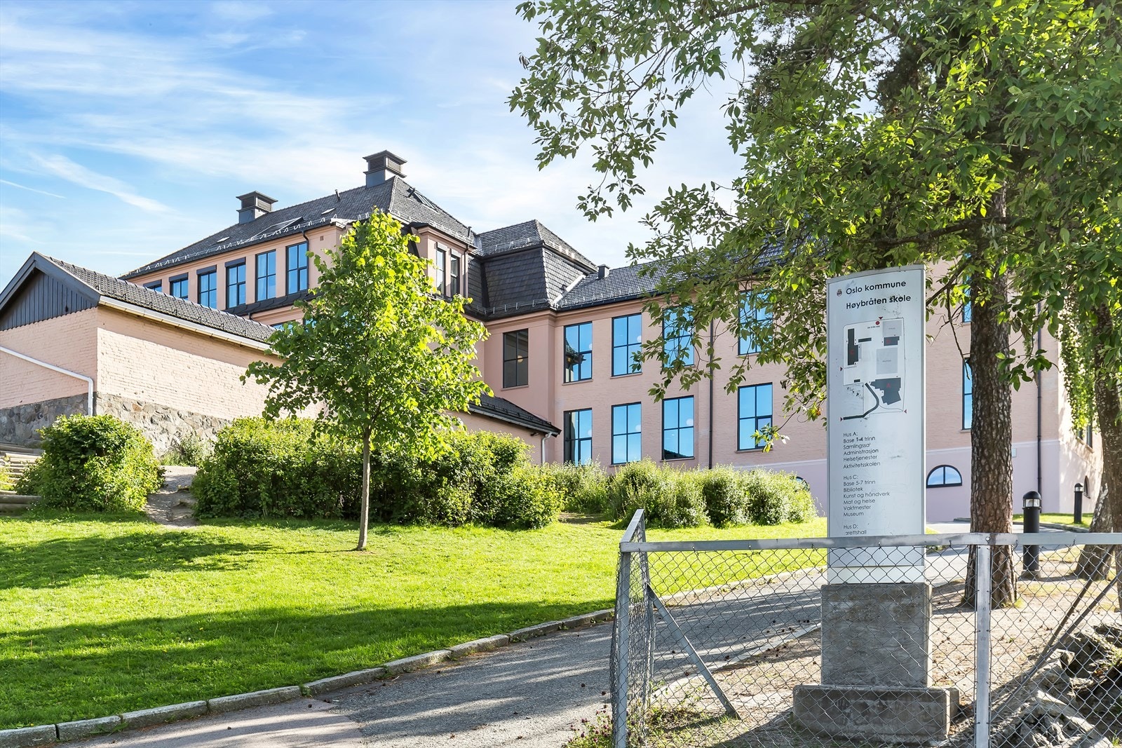 Boligen sogner til populære Høybåten skole. (ca. 10 min unna boligen, 4 min med bil). Galleribilde