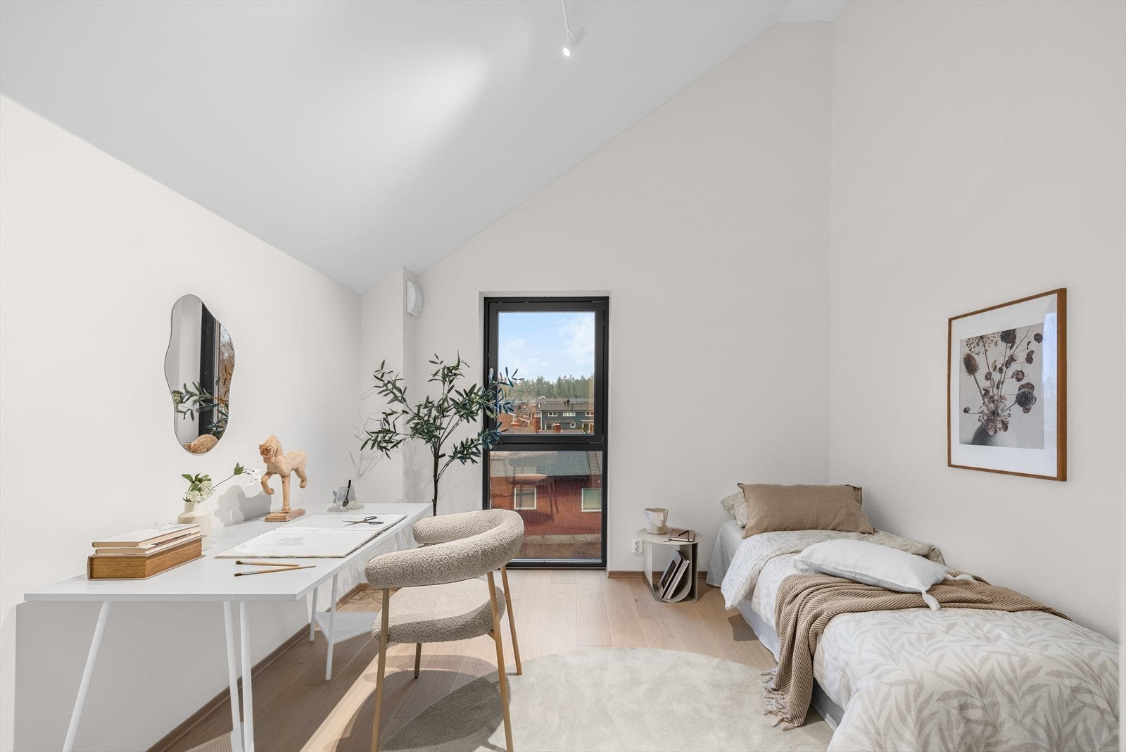 Soverom III med plass til seng, skrivebord og diverse. Alt etter behov. Galleribilde