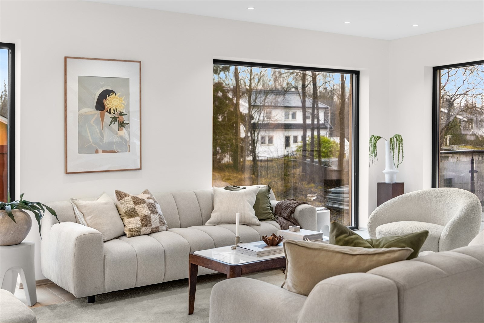 Det er utgang til balkong fra stuen. Galleribilde