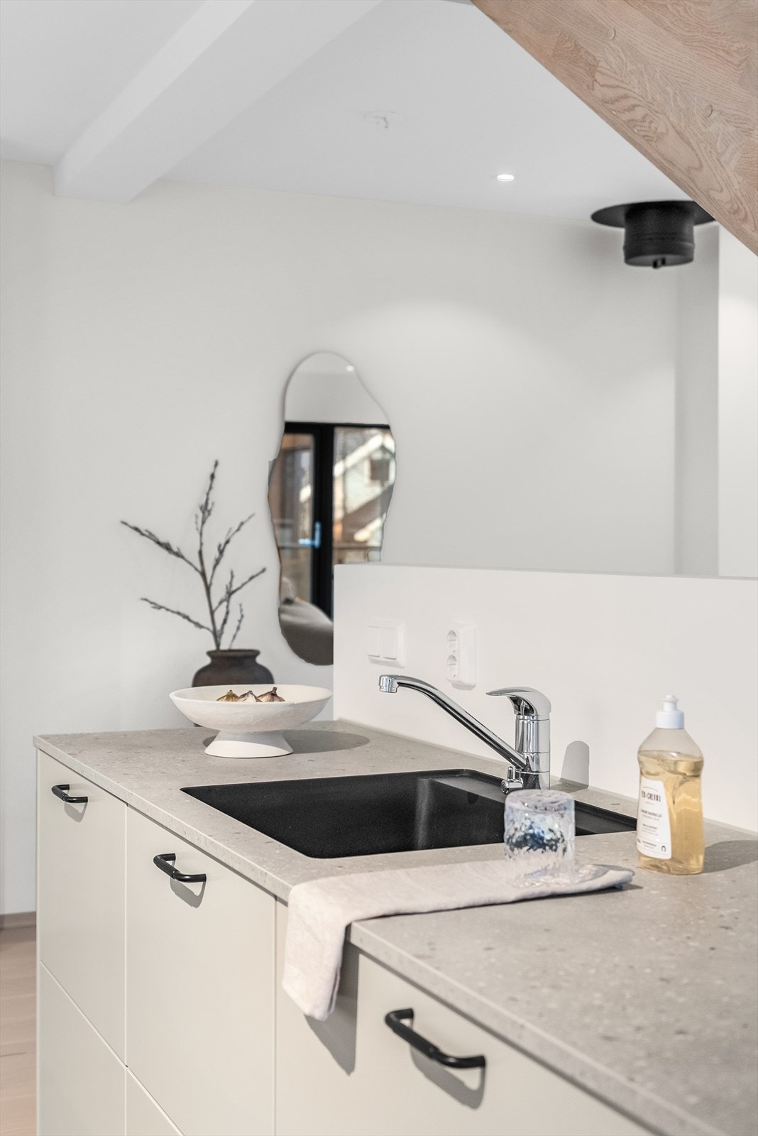 Kjøkkenet er nytt og ubrukt fra 2024/2025 med glatte fronter og benkeplate i laminat. Galleribilde