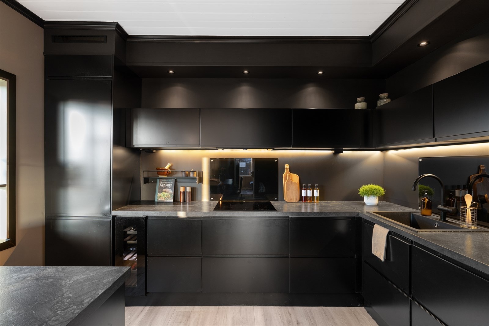 Lekkert kjøkken - Tidligere prospekt opplyser at kjøkkenet er fra 2020. Galleribilde