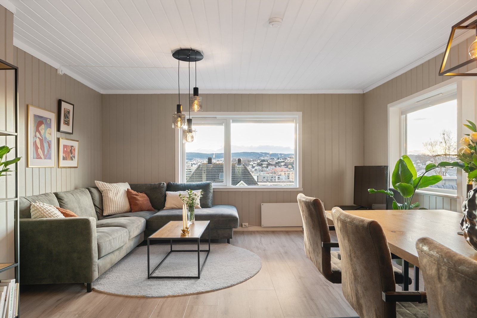 Det er god plass til spisebord mellom stue og kjøkken. Galleribilde