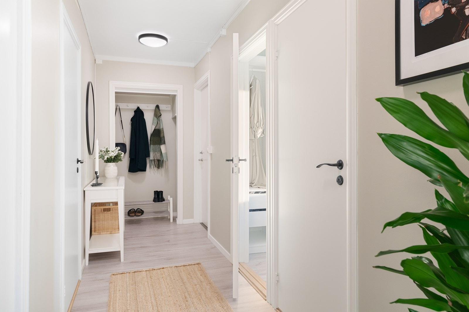 Plass til å henge fra seg ytterklær. Det er også en bod i leiligheten på 2 kvm. Galleribilde