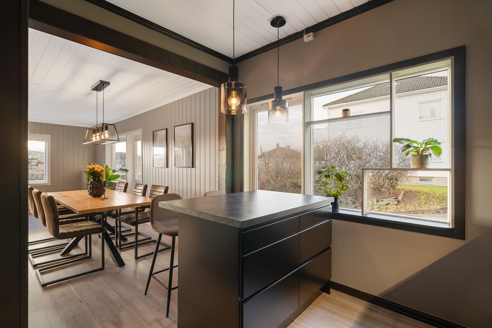 Praktisk kjøkkenøy med skapplass samt mulighet for å spise. Galleribilde