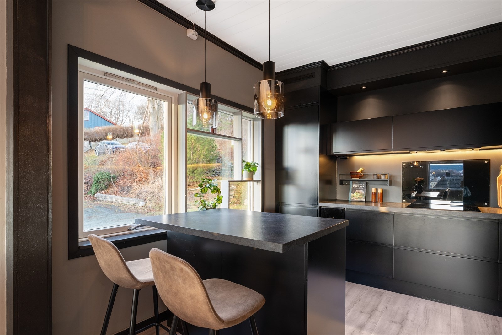 Innhold: Entre, to soverom, bad, stue, kjøkken og bod. Galleribilde