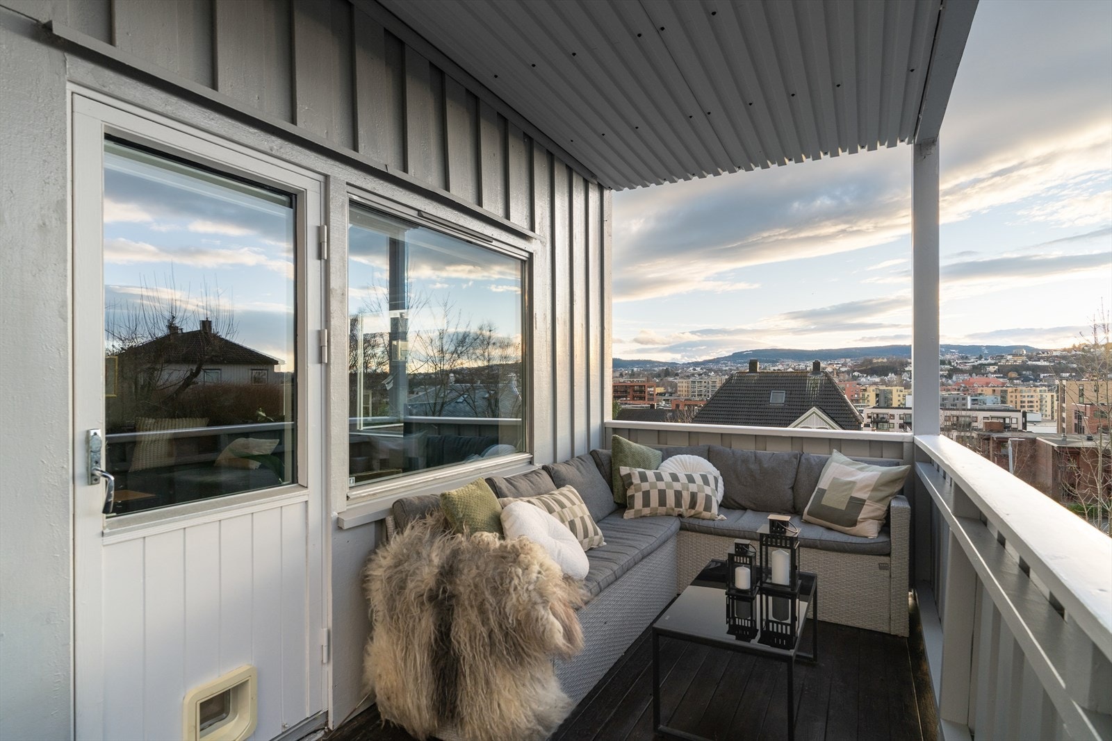 Plass til utemøblement for sosiale sammenkomster (Gode solforhold - Ca. kl. 08-22 på sommeren). Galleribilde