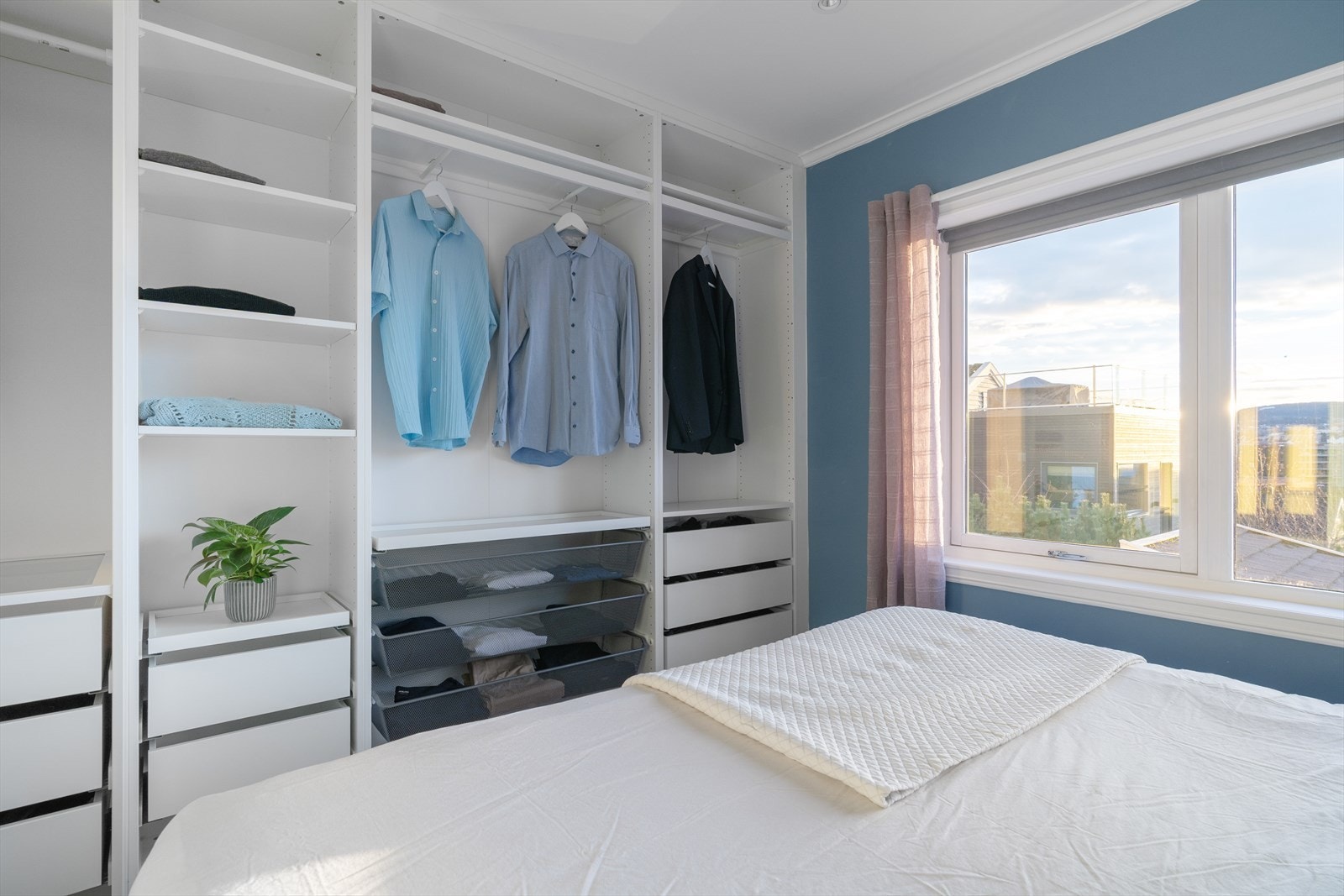 God plass til stor seng og garderobeløsning. Galleribilde