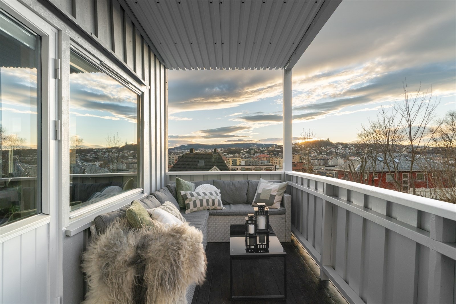 Fra stuen er det utgang til en balkong på 8 kvm hvor utsikten kan nytes. Galleribilde