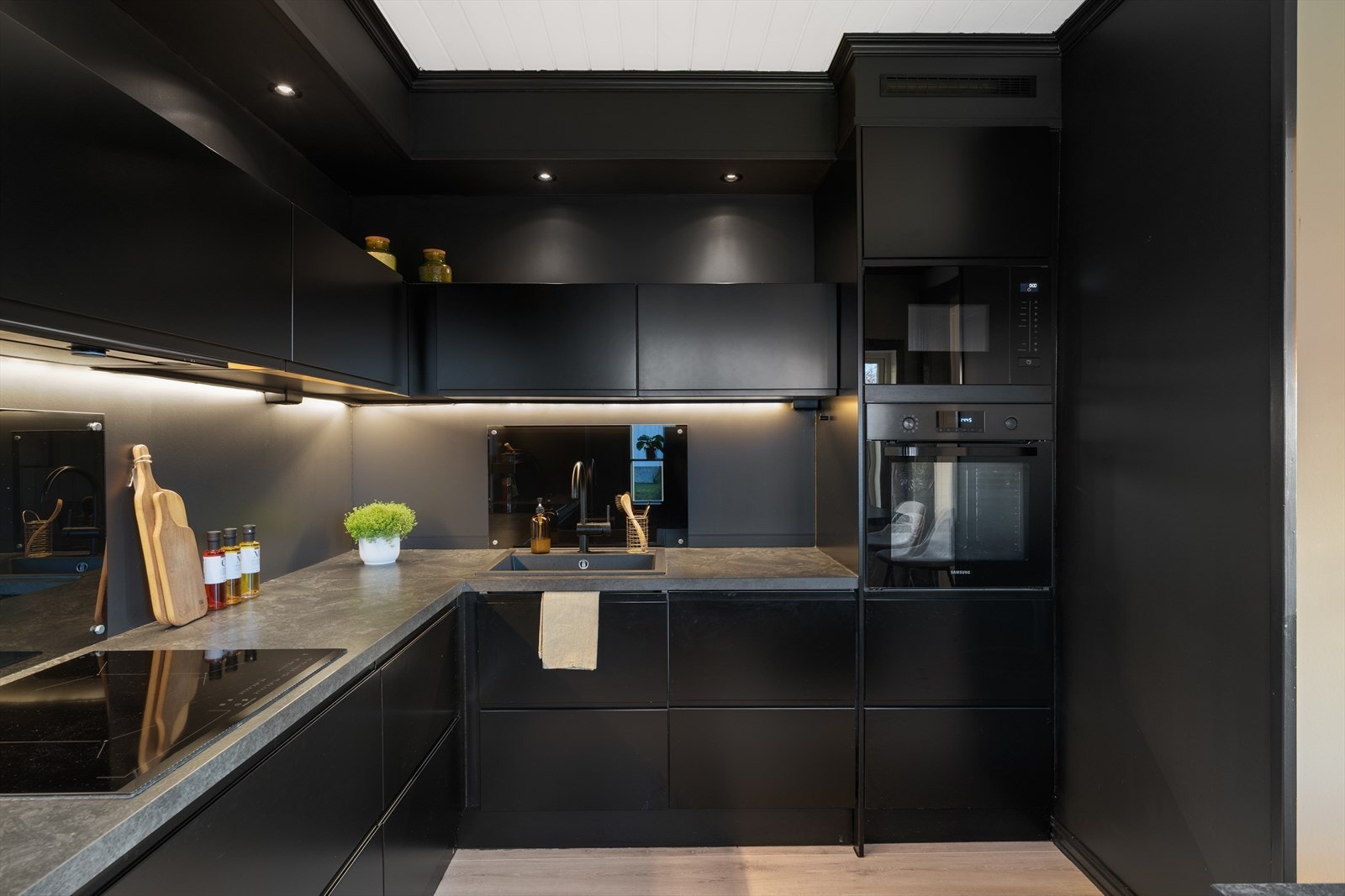 Godt med skap- og benkeplass. Det er integrert stekovn, oppvaskmaskin, platetopp og mikroovn samt vinskap. Galleribilde