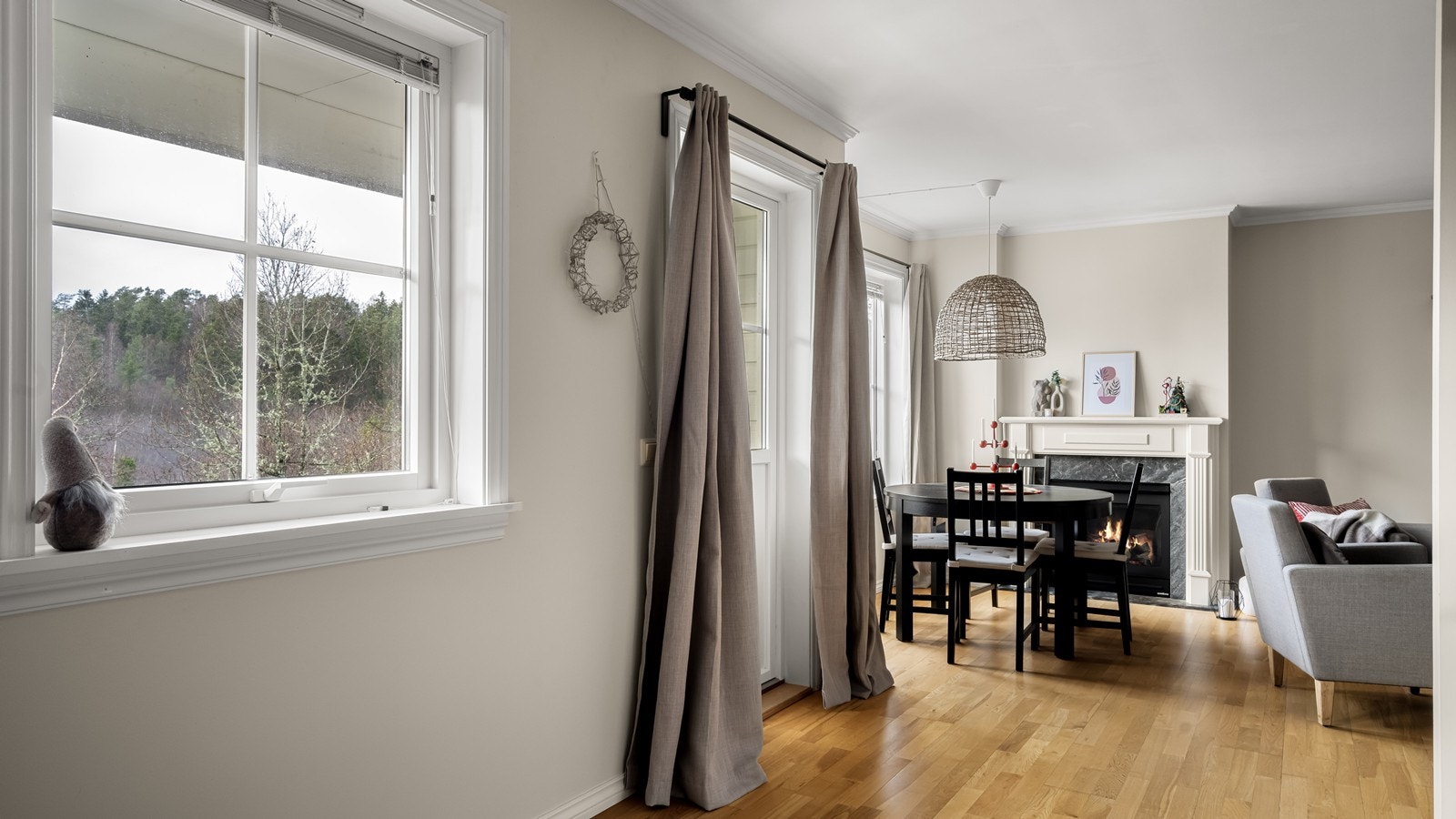 Utgang til romslig uteplass foran leiligheten Galleribilde