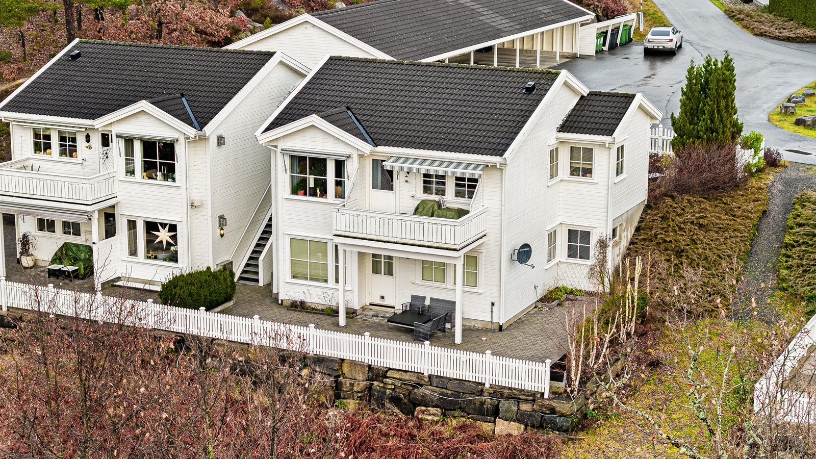 Romslig uteplass med kveldssol Galleribilde