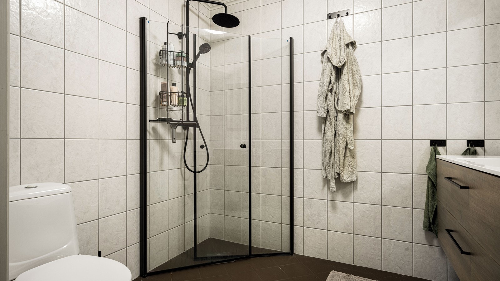 Bad har flis fra gulv til tak og varmekabler Galleribilde