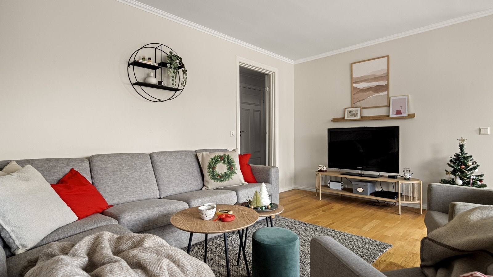 Romslig stue med god plass til flere sittegrupper Galleribilde