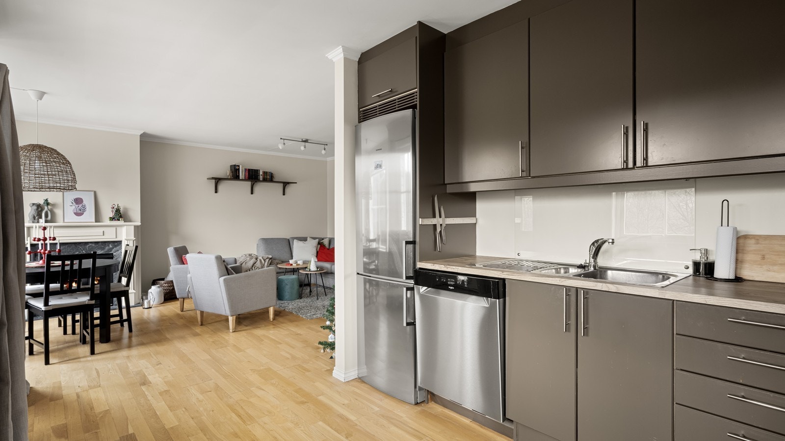 Kjøkken har god benkeplass Galleribilde