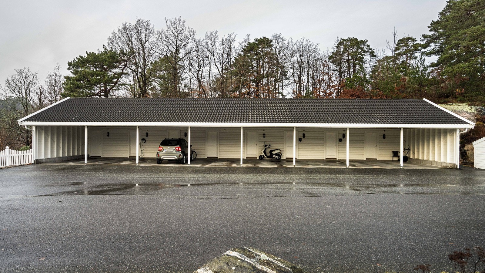 Parkering i carport med sportsbod i bakkant Galleribilde