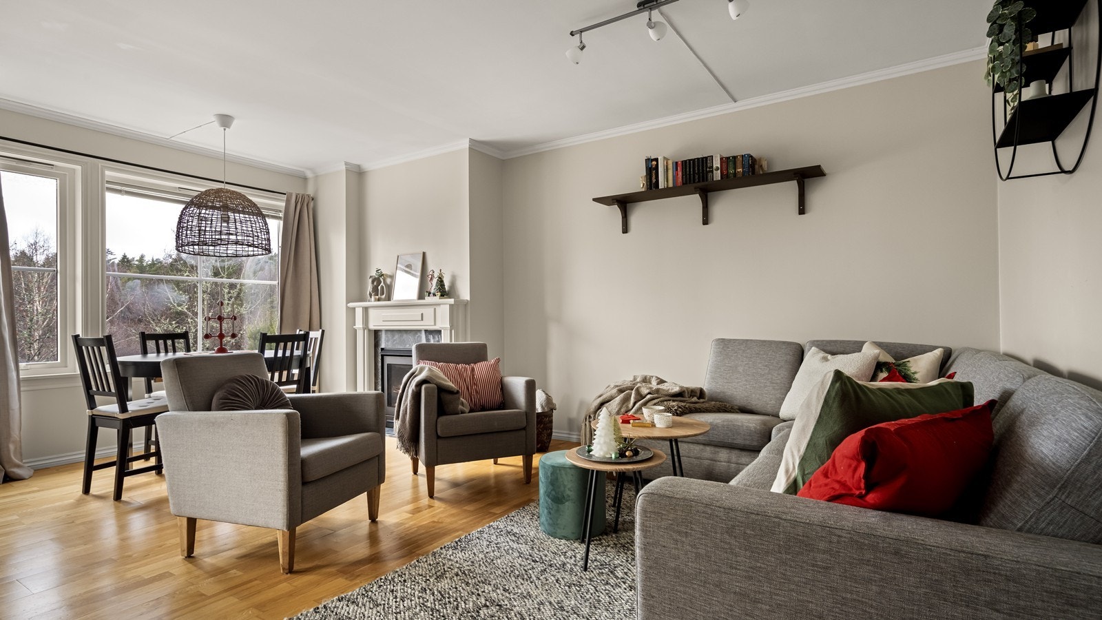 I stuen er det store vidnduer som gir mye naturlig lys Galleribilde