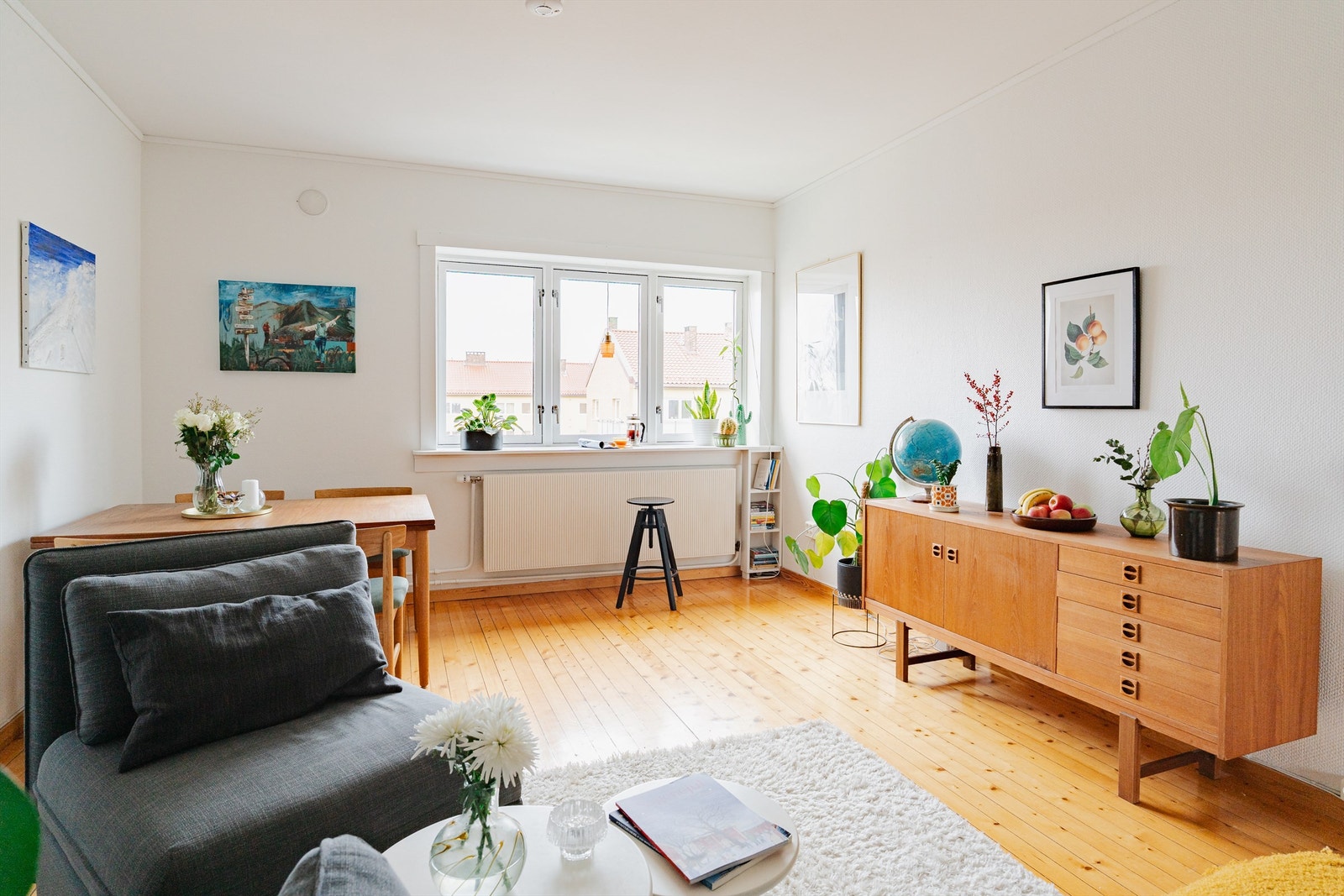 Veggene har strietapet og det originale tregulvet har blitt slipt og oljet. Galleribilde