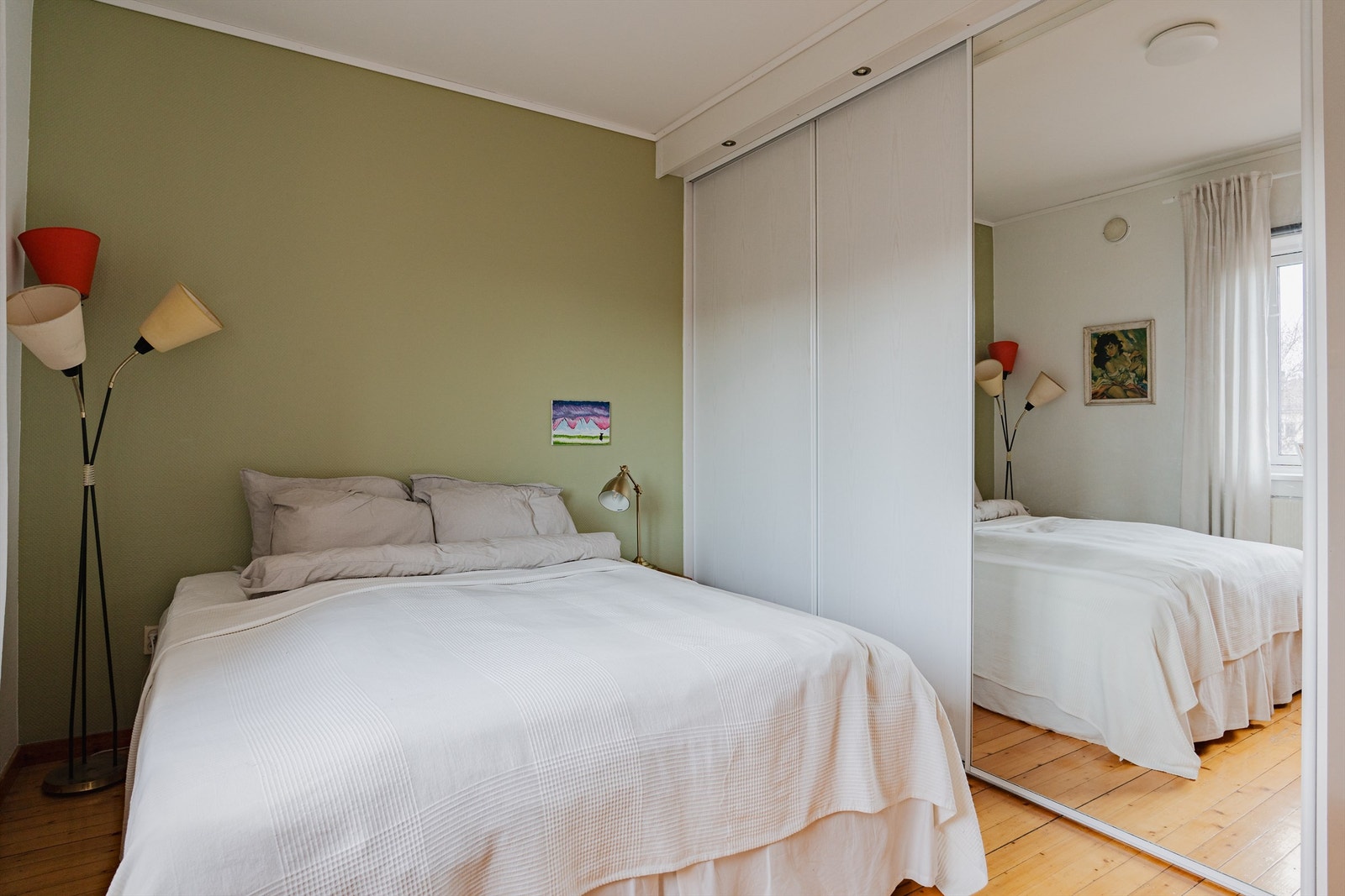 Skyvedørsgarderoben gir god plass til oppbevaring. Galleribilde