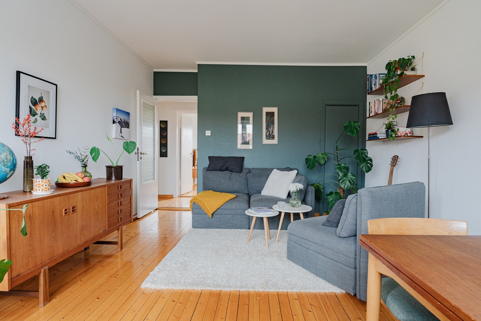 Innvendig har du en luftig stue, pent separat kjøkken og stort soverom med garderobe. Galleribilde