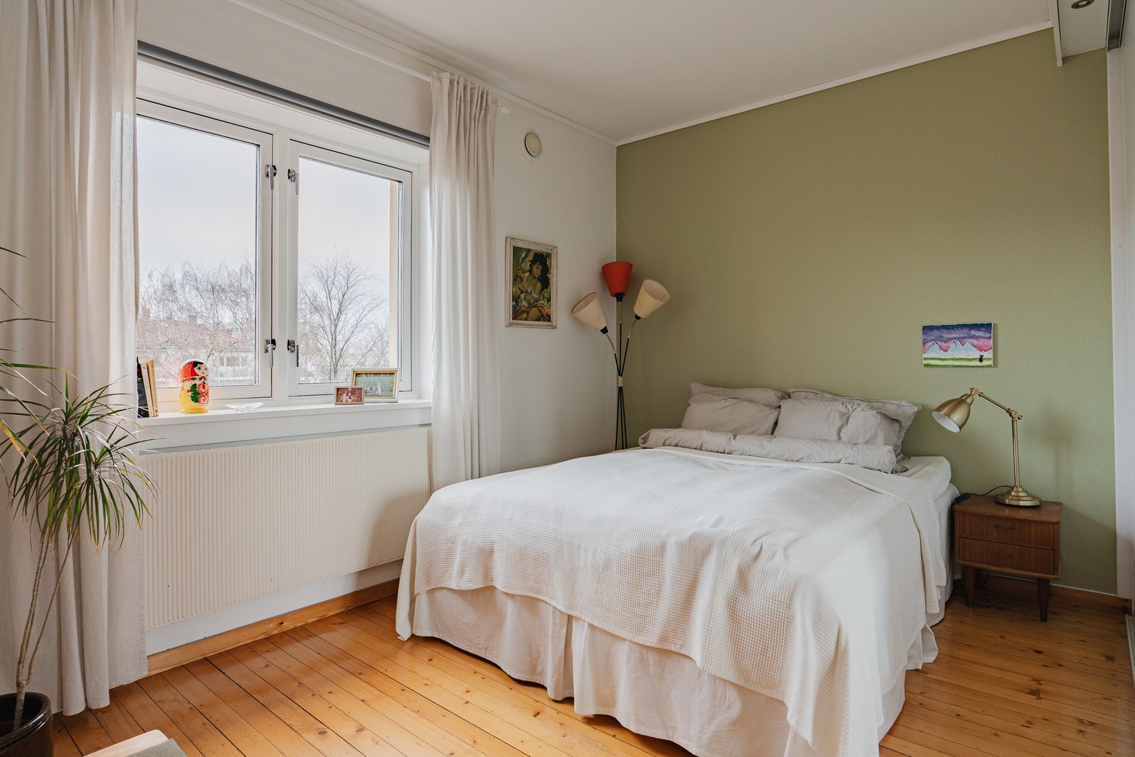 Leilighetens soverom er av god størrelse og har god plass til dobbeltseng med tilhørende nattbord. Galleribilde