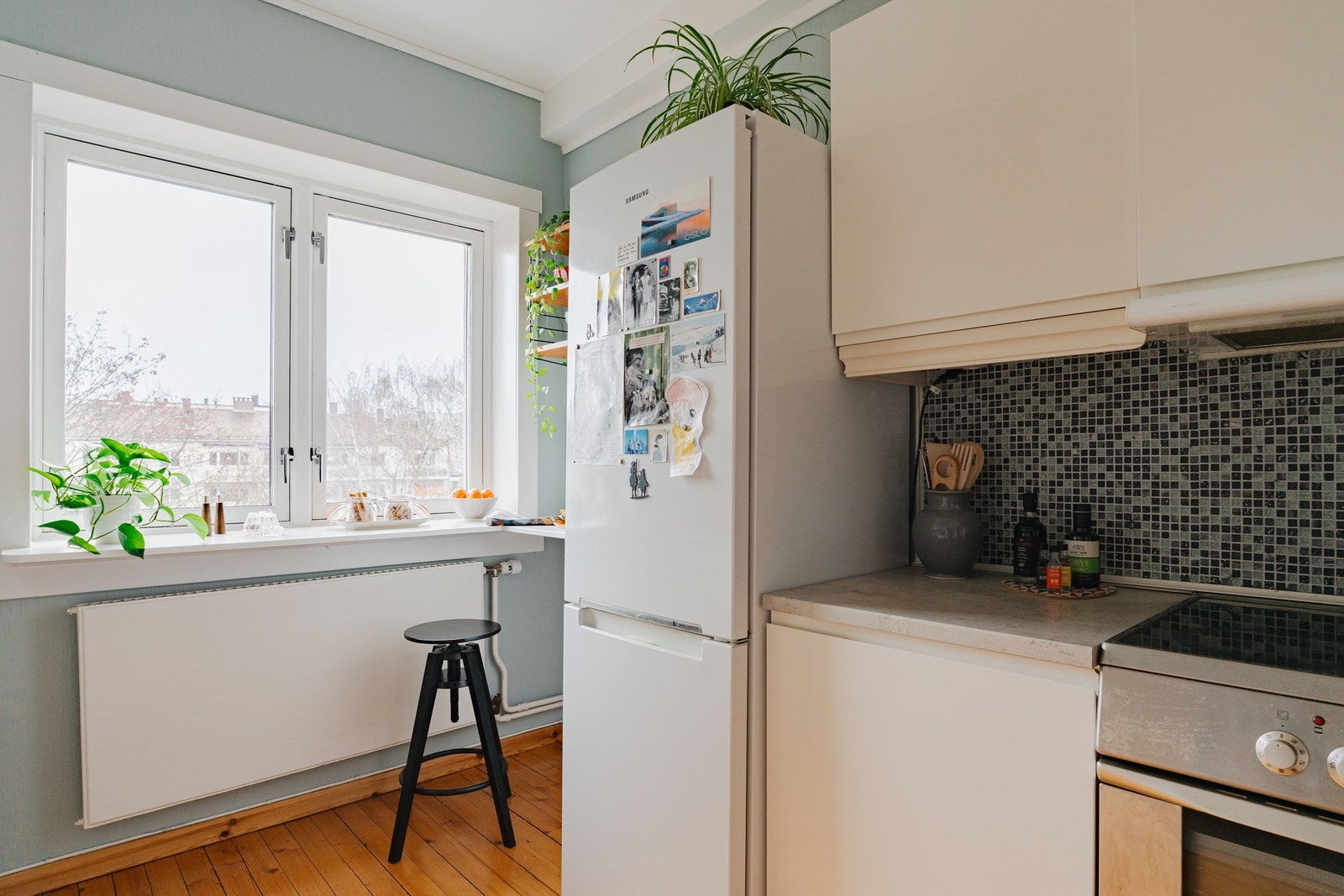 Det er etablert en liten spisesplass ved vinduet hvor man kan nyte en hyggelig frokost. Galleribilde