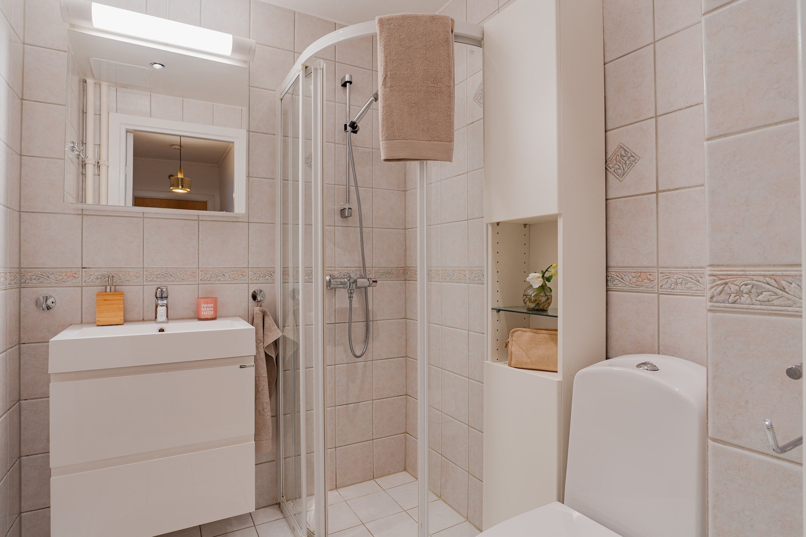 Baderommet ble pusset opp i regi av borettslaget i 2000, og ble oppgradert med ny innredning og nytt røropplegg i 2017. Galleribilde