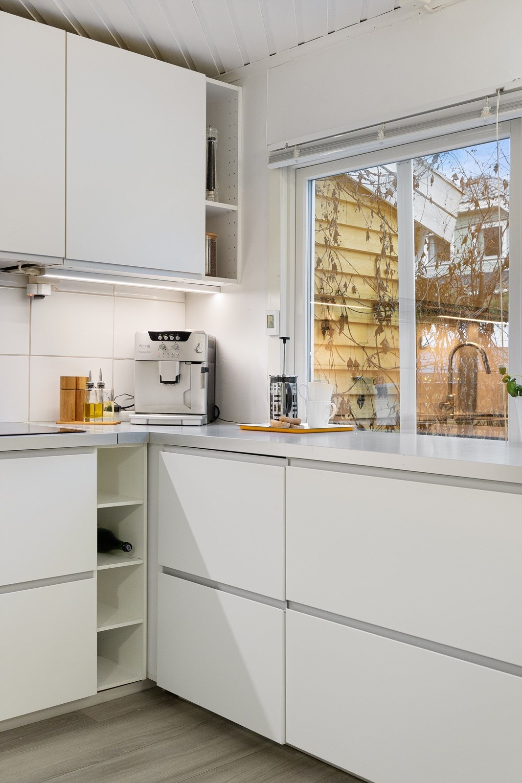 Fra kjøkkenvinduet har du utsikt mot inngangspartiet og den andre plattingen - et perfekt sted å starte dagen med en kopp kaffe. Galleribilde