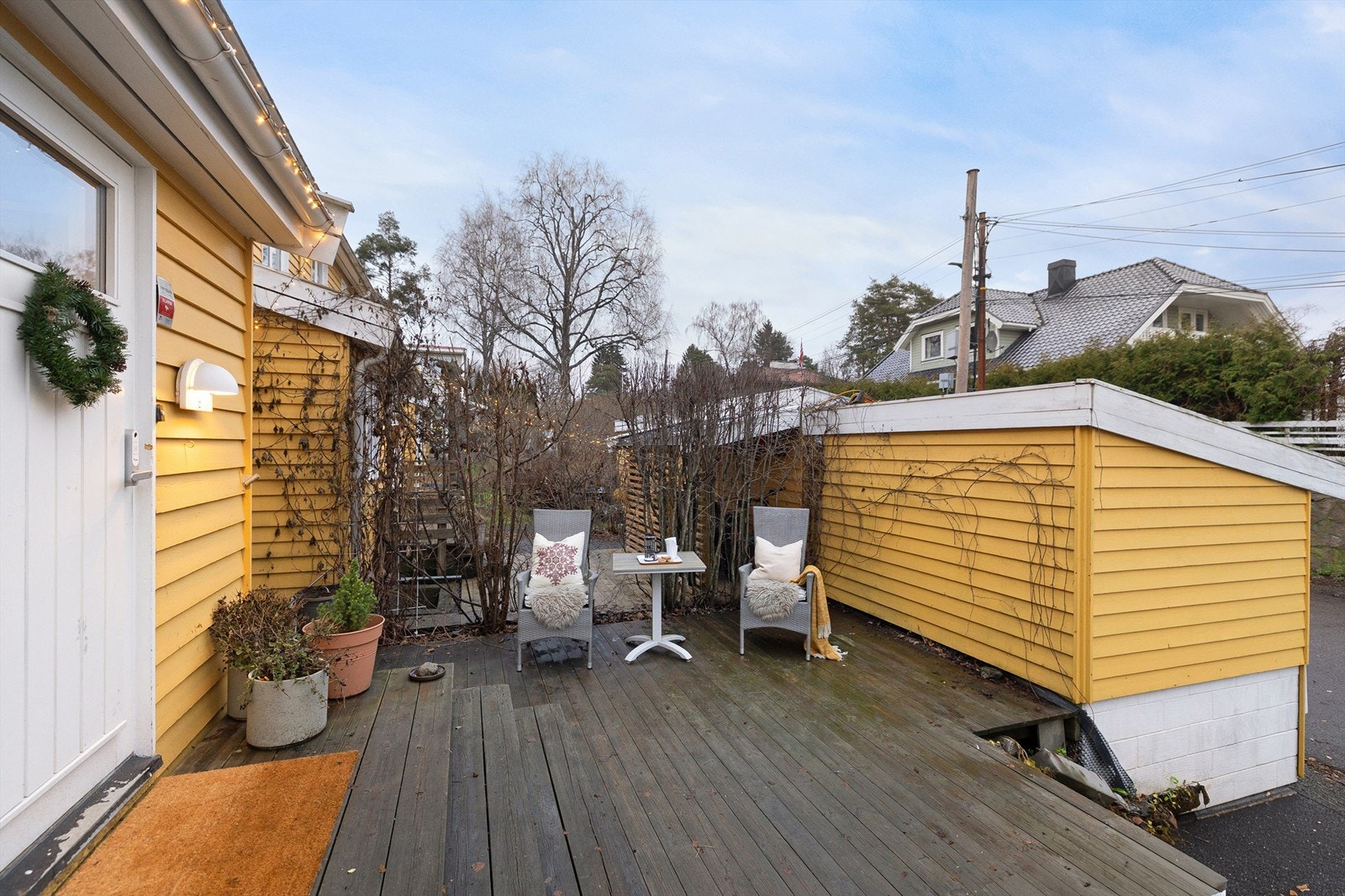 Her kan du starte dagen med kaffekoppen og gi gjestene en varm velkomst! Plattingen har god plass til møblering etter smak, og gir deg muligheten til å nyte solen i rolige omgivelser. Praktisk utebod finner du her også! Galleribilde