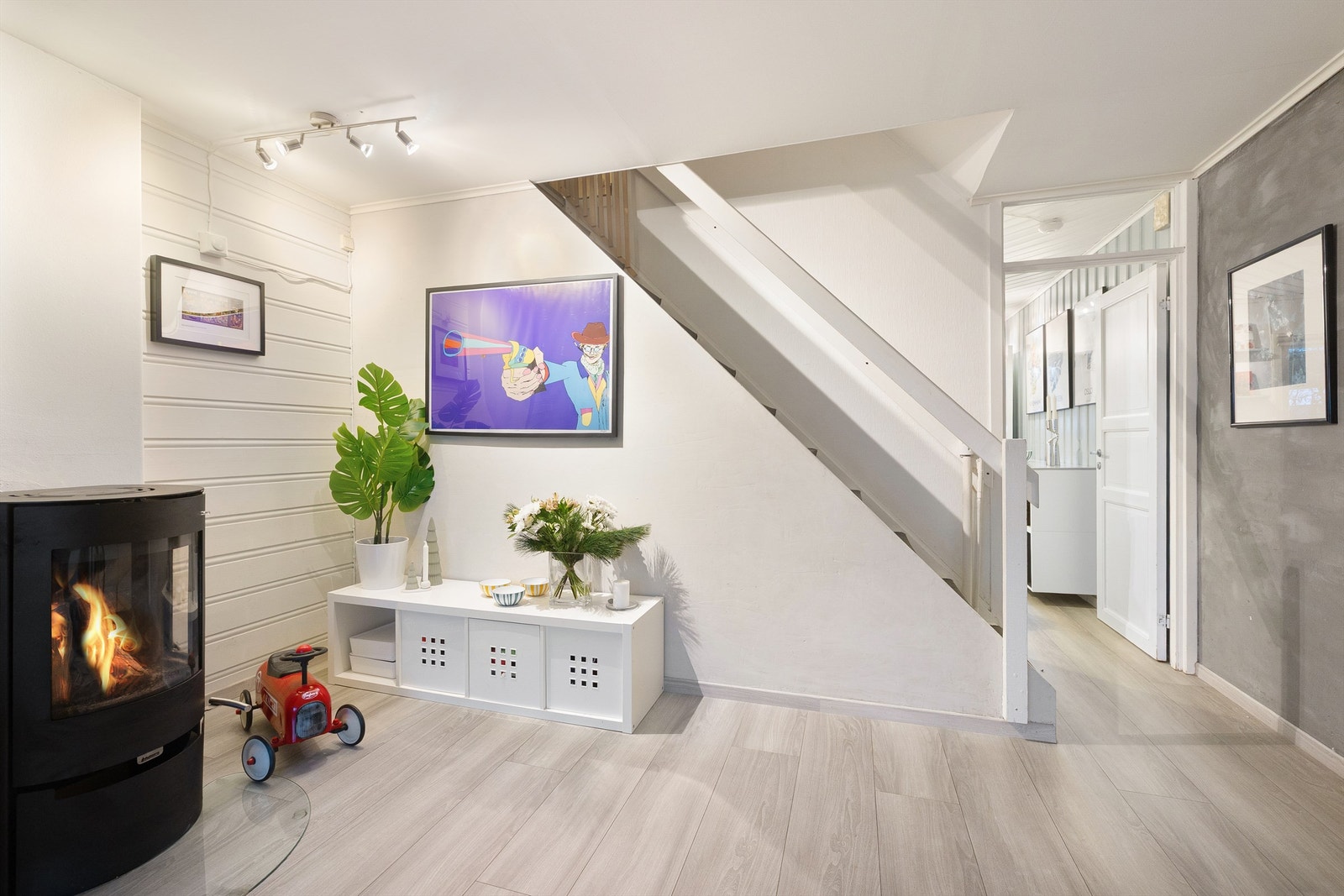 Nå som vi har sett uteområdet, tar vi trappen opp til boligens andre etasje - en naturlig overgang fra den lune stuen med peis. Galleribilde