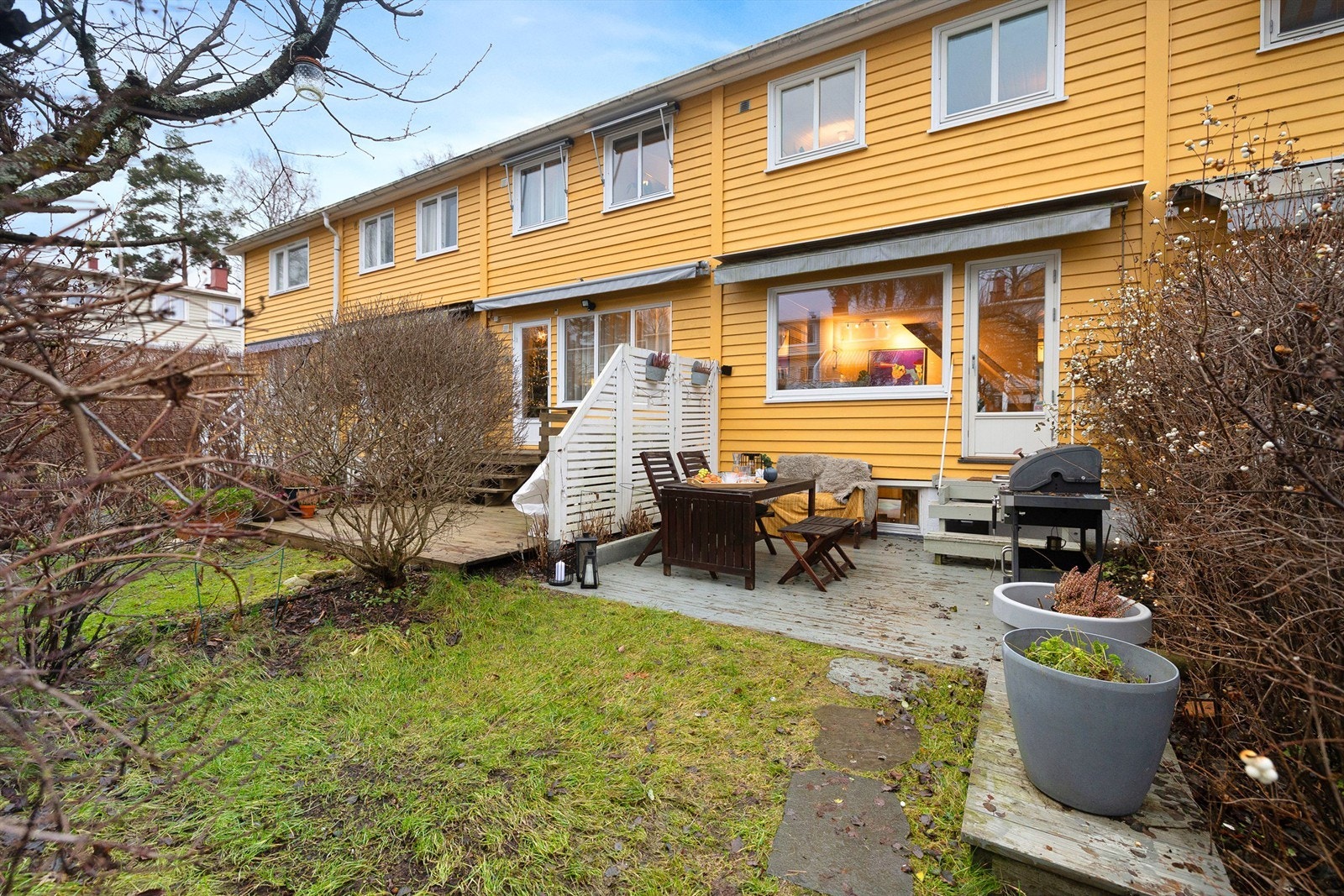 Hageflekken gir en grønn og lun ramme rundt hjemmet - perfekt for lek, avslapning eller å dyrke din indre gartner. Like utenfor hagen ligger en flott lekeplass, hvor barna kan leke trygt mens du nyter utsikten fra hageområdet. Galleribilde