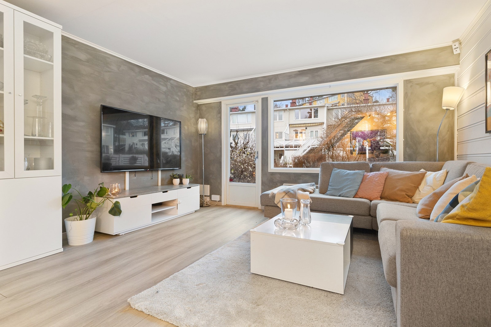 Fra stuen åpner du døren til en vestvendt platting - et perfekt sted å nyte solen. På sommerhalvåret blir plattingen en naturlig forlengelse av stuen og skaper en harmonisk flyt mellom inne og ute, ideell for lange, lyse kvelder! Galleribilde