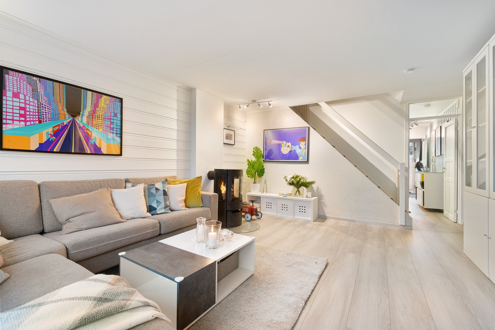 Fra den lyse stuen er det kort vei til kjøkkenet, noe som gir en praktisk og god flyt mellom oppholdsrommene. Galleribilde