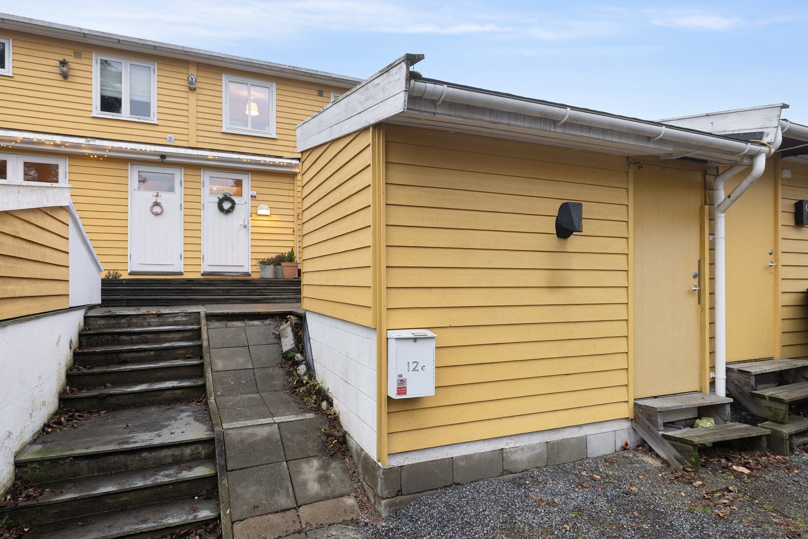 Ved inngangspartiet har du en frittstående utvendig bod på 6 kvm og el-bil lader montert på veggen. Galleribilde