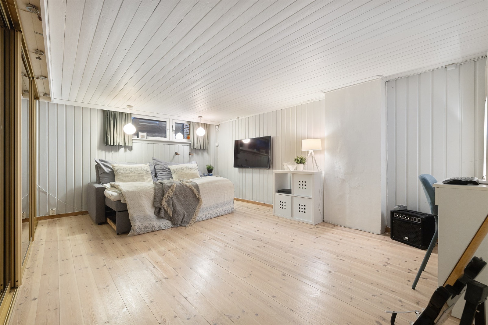 Rommet som i dag benyttes som kjellerstue har gulv i heltre og god plass til fleksibel møblering. Galleribilde