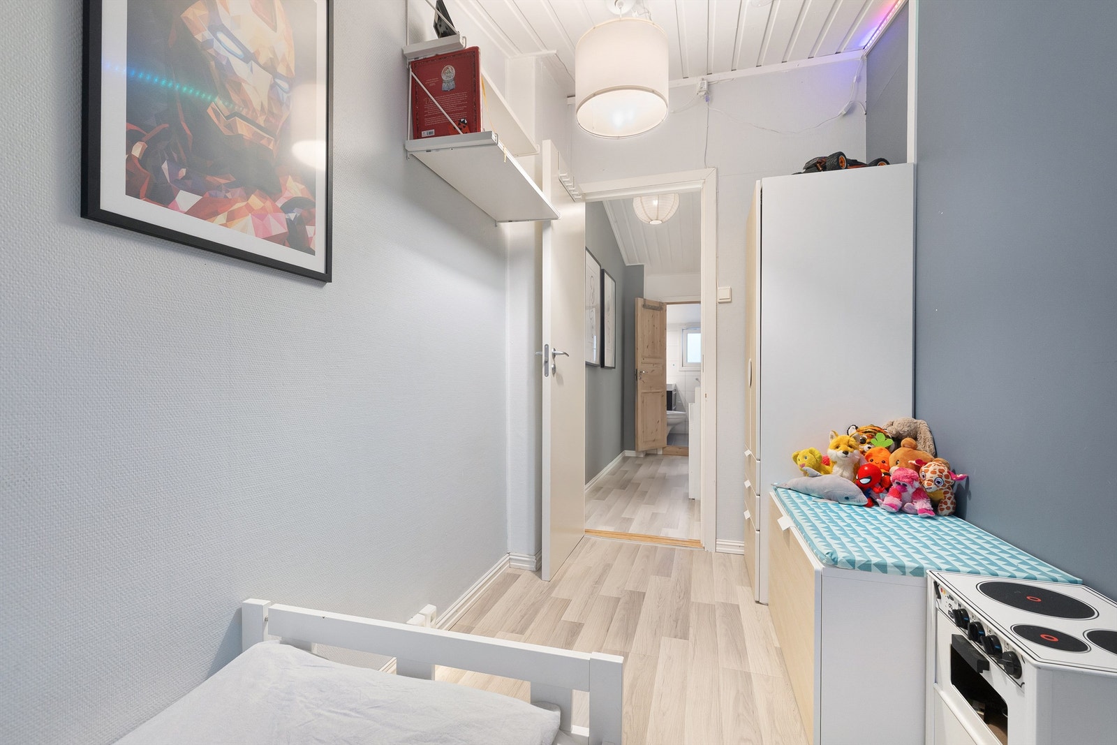 Det er plass til seng, nattbord, og annen møblering. Det er god plass til skap for oppbevaring. Galleribilde